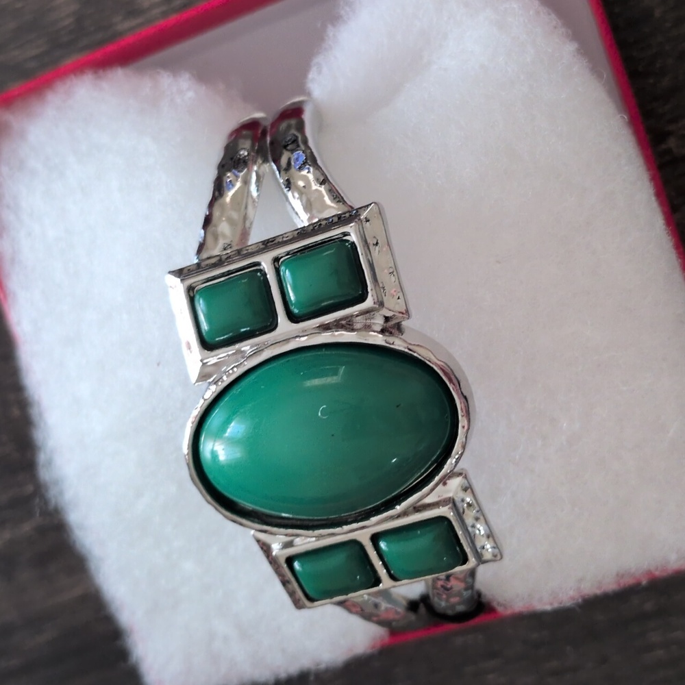 Paparazzi Silvertone & Green Braclet NWT - Picture 2 of 4